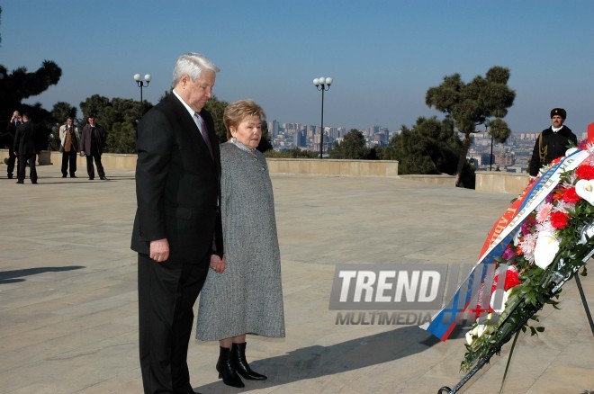 Возложение венка на аллее шехидов Борисом Ельцином, Баку, Азербайджан, 7 апреля, 2005 г.