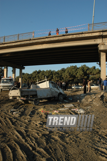 С Сабунчинского моста упал грузовой автомобиль,Баку,Азербайджан, 4 декабря 2007 г.