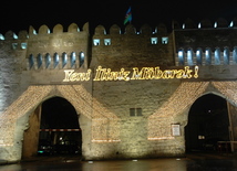 Ночной новогодний город,крепостные стены, Гоша Гала гапысы, Баку, Азербайджан, 25 декабря 2007 г.