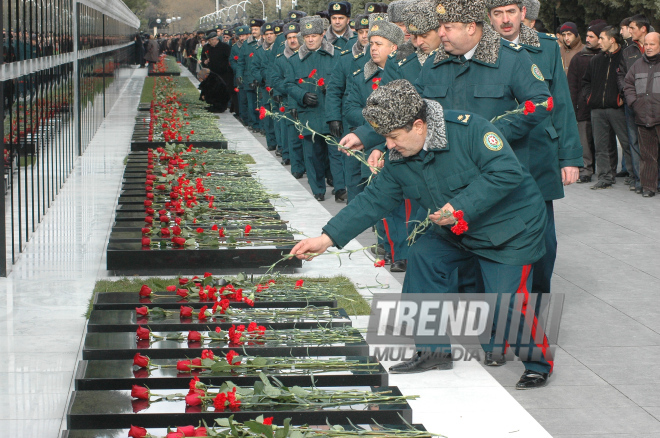 В Азербайджане чтят память шехидов 20 января 1990 года Аллея Шехидов,Баку,Азербайджан,20 января 2008 г.