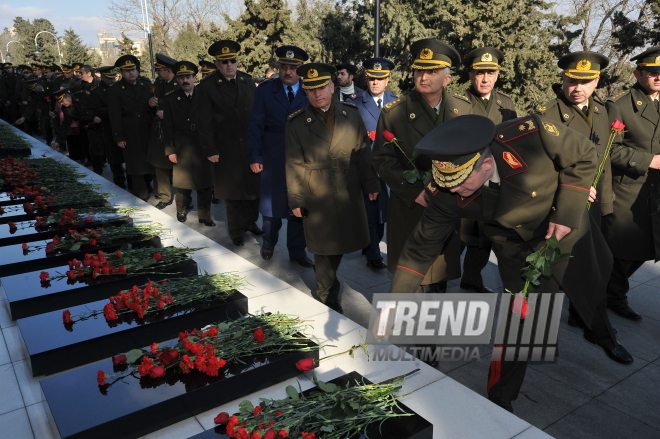 Сотни людей пришли почтить память национальных героев, отдавших жизни за свободу и независимость страны, Аллея шехидов, Баку, Азербайджан, 20 января 2009г.