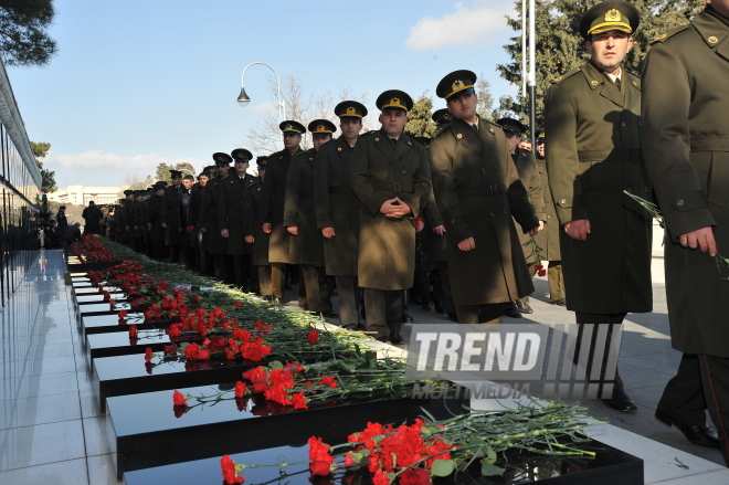 Сотни людей пришли почтить память национальных героев, отдавших жизни за свободу и независимость страны, Аллея шехидов, Баку, Азербайджан, 20 января 2009г.