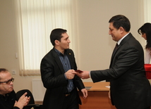 Шахин Имранов - обладатель премии по боксу, Исмаил Исмайлов - замминистра молодёжи и спорта (слева направо), Министерство молодёжи и спорта, Баку, Азербайджан, 9 февраля 2009г.
