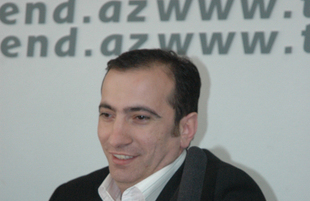 Диджей Мансур на пресс-конференциии руководителя группы "Ритм" Натига Ширинова, пресс-центр «Trend», Баку, Азербайджан. 3 апреля. 2009 г.