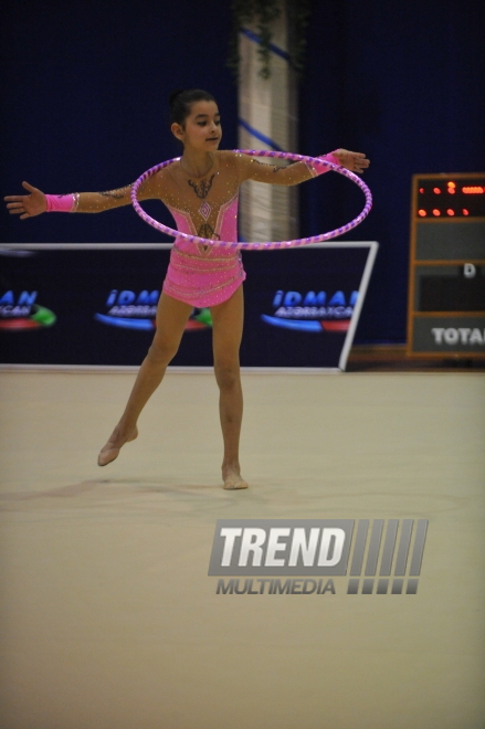Выступление и награждение гимнасток 1998-1999 г. рождения на 16-ом азербайджанском чемпионате по художественной гимнастике в Баку, Азербайджан, 4 апреля. 2009 г.