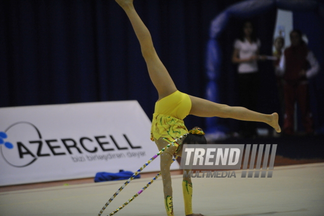 Выступление и награждение гимнасток 1998-1999 г. рождения на 16-ом азербайджанском чемпионате по художественной гимнастике в Баку, Азербайджан, 4 апреля. 2009 г.