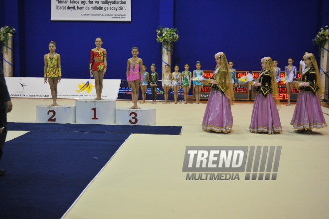 Выступление и награждение гимнасток 1998-1999 г. рождения на 16-ом азербайджанском чемпионате по художественной гимнастике в Баку, Азербайджан, 4 апреля. 2009 г.