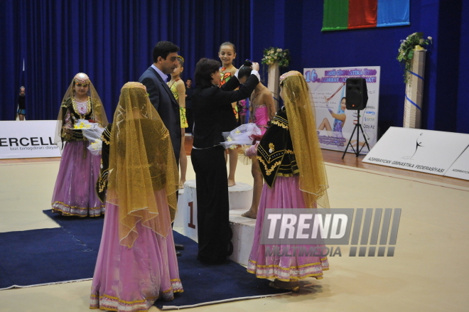 Выступление и награждение гимнасток 1998-1999 г. рождения на 16-ом азербайджанском чемпионате по художественной гимнастике в Баку, Азербайджан, 4 апреля. 2009 г.