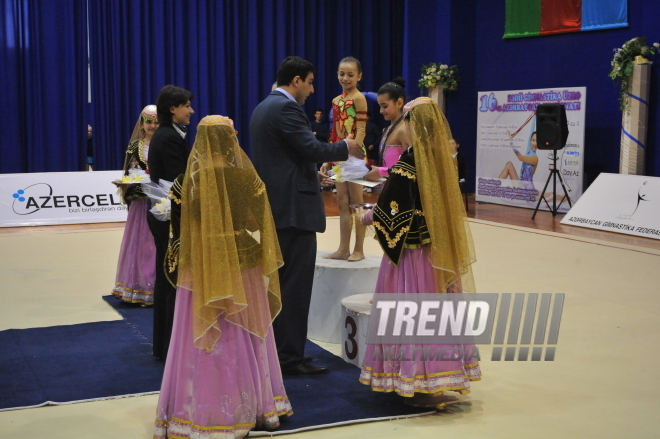 Выступление и награждение гимнасток 1998-1999 г. рождения на 16-ом азербайджанском чемпионате по художественной гимнастике в Баку, Азербайджан, 4 апреля. 2009 г.