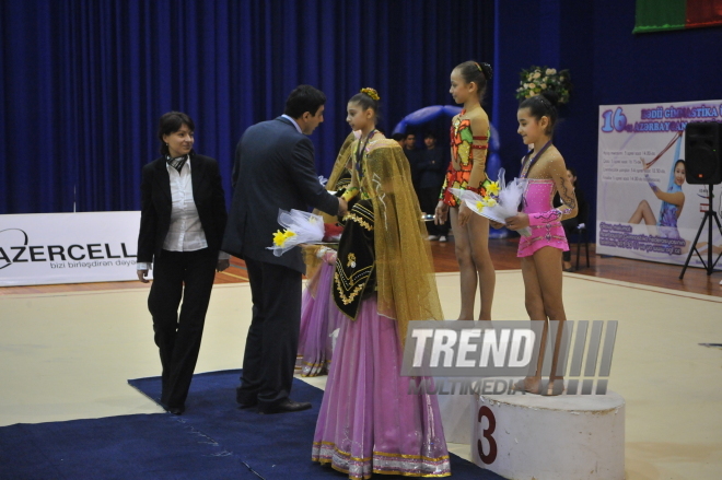 Выступление и награждение гимнасток 1998-1999 г. рождения на 16-ом азербайджанском чемпионате по художественной гимнастике в Баку, Азербайджан, 4 апреля. 2009 г.