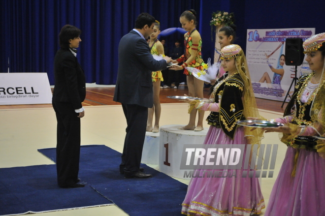 Выступление и награждение гимнасток 1998-1999 г. рождения на 16-ом азербайджанском чемпионате по художественной гимнастике в Баку, Азербайджан, 4 апреля. 2009 г.