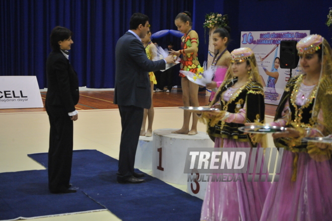 Выступление и награждение гимнасток 1998-1999 г. рождения на 16-ом азербайджанском чемпионате по художественной гимнастике в Баку, Азербайджан, 4 апреля. 2009 г.