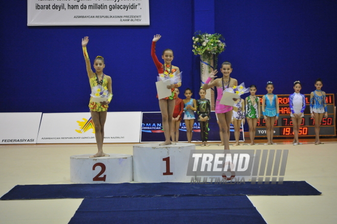Выступление и награждение гимнасток 1998-1999 г. рождения на 16-ом азербайджанском чемпионате по художественной гимнастике в Баку, Азербайджан, 4 апреля. 2009 г.