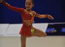 Выступление и награждение гимнасток 1998-1999 г. рождения на 16-ом азербайджанском чемпионате по художественной гимнастике в Баку, Азербайджан, 4 апреля. 2009 г.