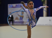 Выступление и награждение гимнасток 1998-1999 г. рождения на 16-ом азербайджанском чемпионате по художественной гимнастике в Баку, Азербайджан, 4 апреля. 2009 г.