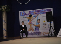 Выступление и награждение гимнасток 1998-1999 г. рождения на 16-ом азербайджанском чемпионате по художественной гимнастике в Баку, Азербайджан, 4 апреля. 2009 г.