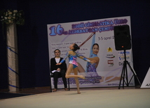 Выступление и награждение гимнасток 1998-1999 г. рождения на 16-ом азербайджанском чемпионате по художественной гимнастике в Баку, Азербайджан, 4 апреля. 2009 г.