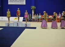 Выступление и награждение гимнасток 1998-1999 г. рождения на 16-ом азербайджанском чемпионате по художественной гимнастике в Баку, Азербайджан, 4 апреля. 2009 г.