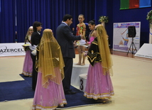 Выступление и награждение гимнасток 1998-1999 г. рождения на 16-ом азербайджанском чемпионате по художественной гимнастике в Баку, Азербайджан, 4 апреля. 2009 г.