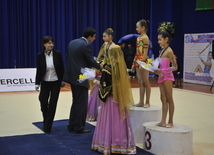 Выступление и награждение гимнасток 1998-1999 г. рождения на 16-ом азербайджанском чемпионате по художественной гимнастике в Баку, Азербайджан, 4 апреля. 2009 г.