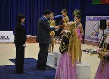 Выступление и награждение гимнасток 1998-1999 г. рождения на 16-ом азербайджанском чемпионате по художественной гимнастике в Баку, Азербайджан, 4 апреля. 2009 г.