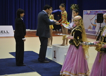 Выступление и награждение гимнасток 1998-1999 г. рождения на 16-ом азербайджанском чемпионате по художественной гимнастике в Баку, Азербайджан, 4 апреля. 2009 г.