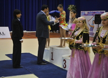 Выступление и награждение гимнасток 1998-1999 г. рождения на 16-ом азербайджанском чемпионате по художественной гимнастике в Баку, Азербайджан, 4 апреля. 2009 г.