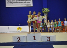 Выступление и награждение гимнасток 1998-1999 г. рождения на 16-ом азербайджанском чемпионате по художественной гимнастике в Баку, Азербайджан, 4 апреля. 2009 г.