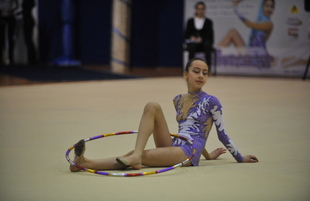 Выступление и награждение гимнасток 1998-1999 г. рождения на 16-ом азербайджанском чемпионате по художественной гимнастике в Баку, Азербайджан, 4 апреля. 2009 г.