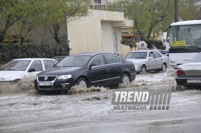 Дождь создал проблемы на дорогах Баку, Баку, Азербайджан, 24 апреля 2009