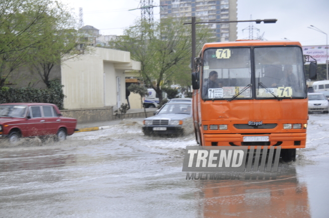 Дождь создал проблемы на дорогах Баку, Баку, Азербайджан, 24 апреля 2009