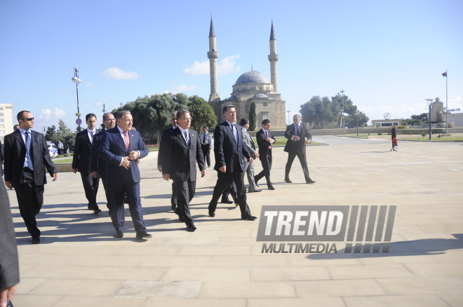 Спикер парламента Турции Мехмет Али Шахин посетил в Баку Аллею шехидов и Аллею почетного захоронения, Баку, Азербайджан, 26 сентября 2009 г.