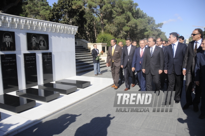 Спикер парламента Турции Мехмет Али Шахин посетил в Баку Аллею шехидов и Аллею почетного захоронения, Баку, Азербайджан, 26 сентября 2009 г.