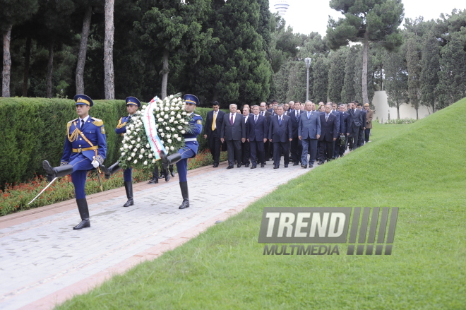 Председатели парламентов тюркоязычных стран посетили в Баку Аллею шехидов и Аллею почетного захоронения, Баку, Азербайджан, 28 сентября 2009 г.