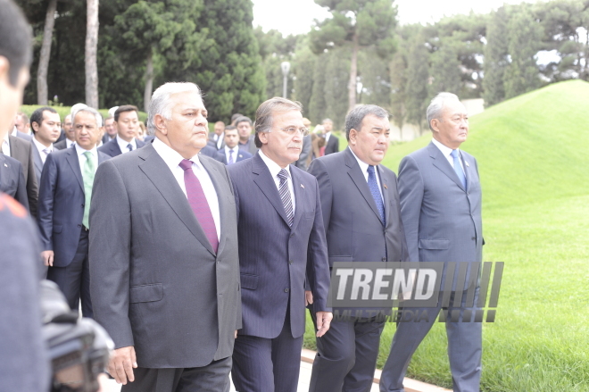 Председатели парламентов тюркоязычных стран посетили в Баку Аллею шехидов и Аллею почетного захоронения, Баку, Азербайджан, 28 сентября 2009 г.