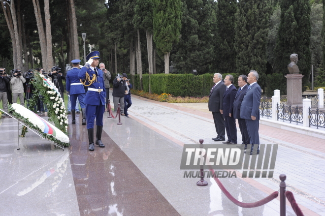 Председатели парламентов тюркоязычных стран посетили в Баку Аллею шехидов и Аллею почетного захоронения, Баку, Азербайджан, 28 сентября 2009 г.