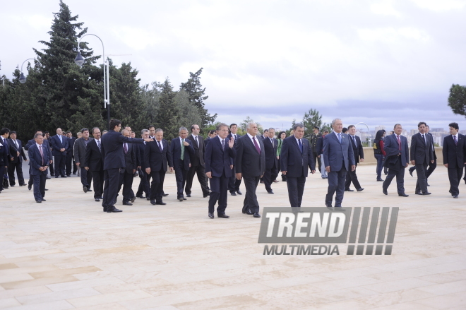 Председатели парламентов тюркоязычных стран посетили в Баку Аллею шехидов и Аллею почетного захоронения, Баку, Азербайджан, 28 сентября 2009 г.