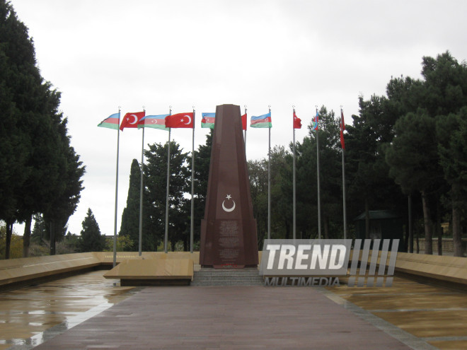 
Bakıda Şəhidlər Xiyabanında türk əsgərlərinin abidəsi yanında Türkiyə və Azərbaycanın bayraqları ucaldılıb,Bakı,Azərbaycan,28 oktyabr 2009-cu il.
