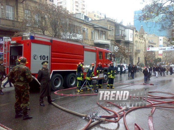 В Баку в жилом здании произошел пожар, Баку, Азербайджан, 28 декабря 2009 г. 
