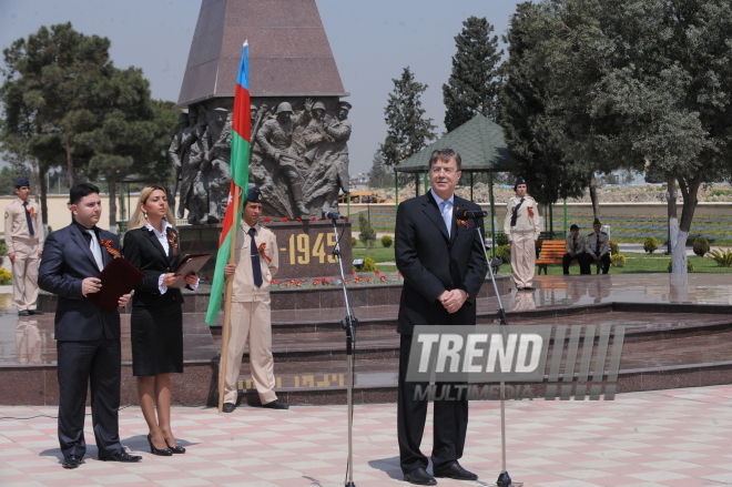 Flowers laid at common graves of Great Patriotic War heroes in Baku, Baku, Azerbaijan, May 7, 2010