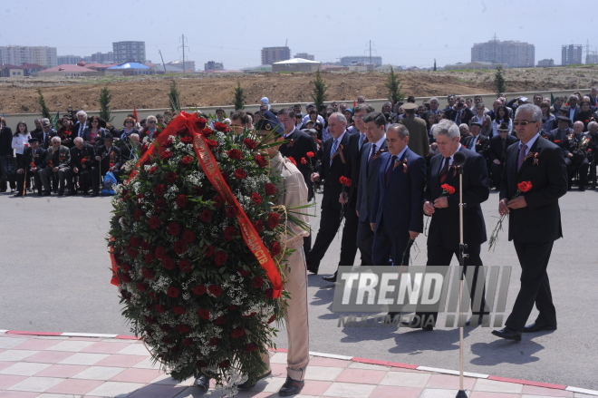 Flowers laid at common graves of Great Patriotic War heroes in Baku, Baku, Azerbaijan, May 7, 2010