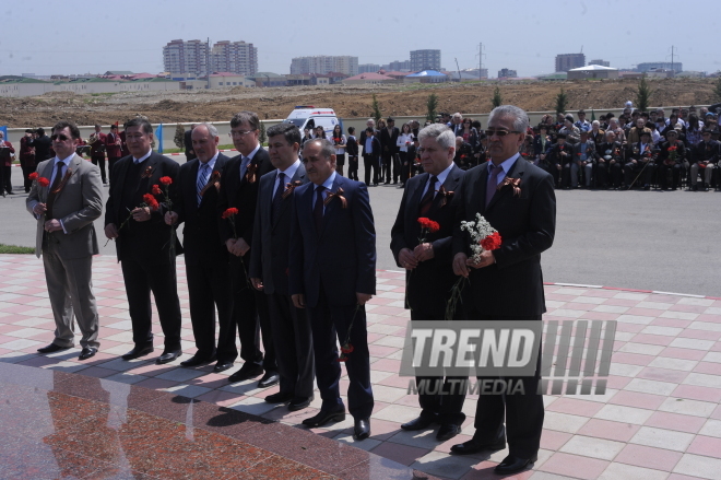 Flowers laid at common graves of Great Patriotic War heroes in Baku, Baku, Azerbaijan, May 7, 2010