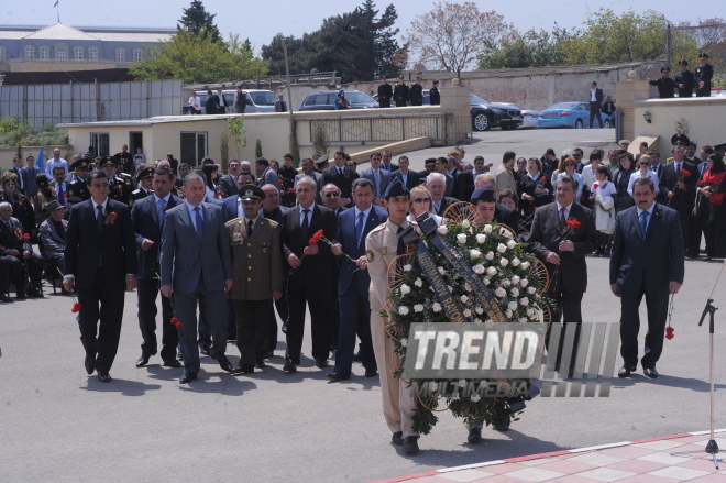 Flowers laid at common graves of Great Patriotic War heroes in Baku, Baku, Azerbaijan, May 7, 2010