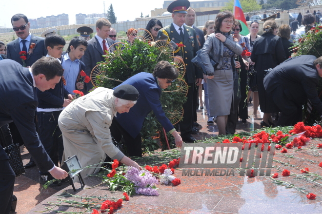 Flowers laid at common graves of Great Patriotic War heroes in Baku, Baku, Azerbaijan, May 7, 2010