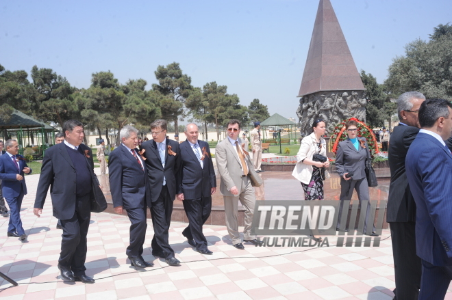 Flowers laid at common graves of Great Patriotic War heroes in Baku, Baku, Azerbaijan, May 7, 2010