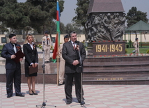 Flowers laid at common graves of Great Patriotic War heroes in Baku, Baku, Azerbaijan, May 7, 2010