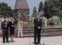 Flowers laid at common graves of Great Patriotic War heroes in Baku, Russian ambassador to Azerbaijan Vladimir Dorokhin, Baku, Azerbaijan, May 7, 2010