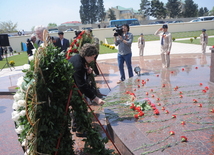 Flowers laid at common graves of Great Patriotic War heroes in Baku, Baku, Azerbaijan, May 7, 2010