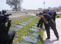 Flowers laid at common graves of Great Patriotic War heroes in Baku, Baku, Azerbaijan, May 7, 2010