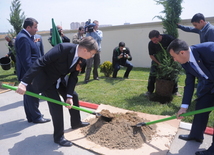 Bakıda Flowers laid at common graves of Great Patriotic War heroes in Baku, Russian ambassador to Azerbaijan Vladimir Dorokhin, Baku, Azerbaijan, May 7, 2010